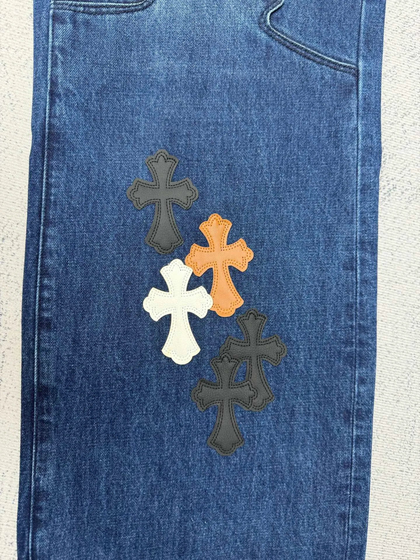 P750 Chrome Heat CH limited flame patch leather jeans Size: 30/32/34/36/38 This jeans is a store VIP limited edition (can only be purchased by store VIPs) and is not an official website model, so it is even rarer. When we got it back, we found that these pants were different from the usual 501 version. These pants were made of CH's own soleplate, not the 501 soleplate. So I can only customize the fabrics myself and rely on various relationships to get the raw material fabrics. The washing process also took dozens of attempts to finally achieve the effect we wanted. This pair of pants uses a total of 35 pieces of leather, all of which are second-layer cowhide. Therefore, whether the material is leather label or wash label, fabric or hardware, the mold needs to be re-opened and the cross must be sewn manually (in order to restore it, it can only be done manually).
